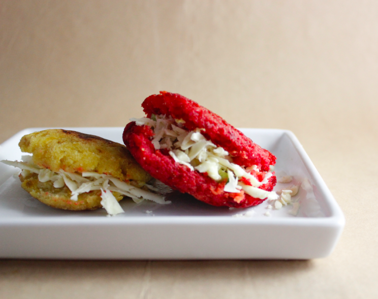 Arepas de Plátano, receta saludable de Makeitgrain por Andrea Sambrano