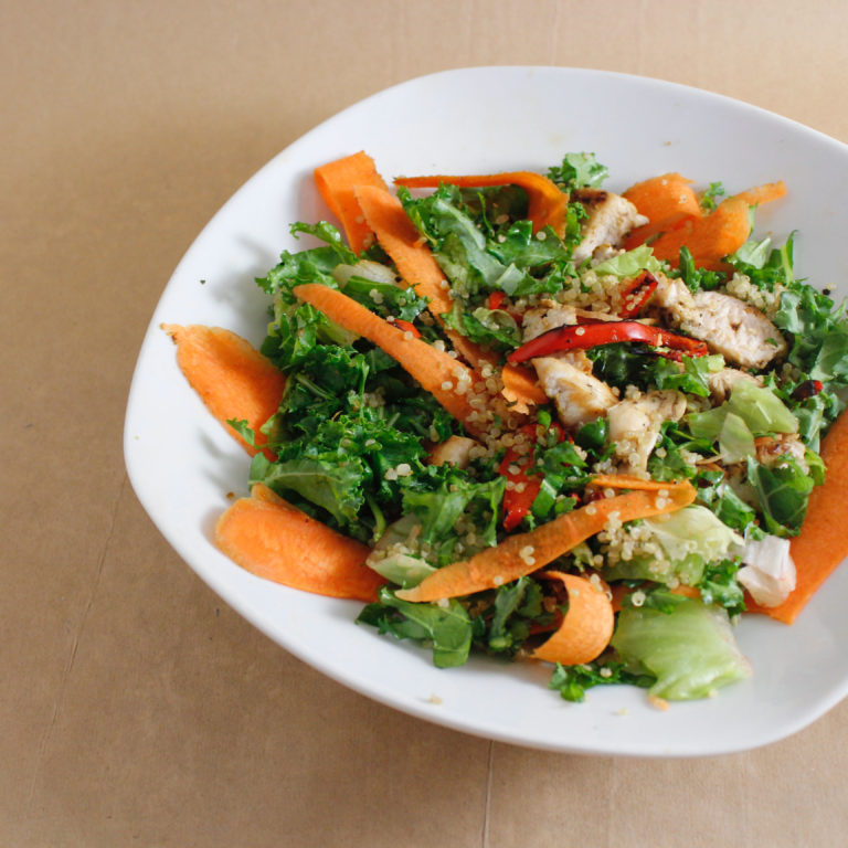 Quinoa Garden Salad, receta saludable de Makeitgrain por Andrea Sambrano