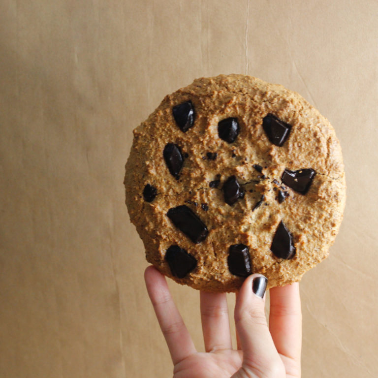 Galleta Individual de Chocolate Chip, receta saludable de Makeitgrain por Andrea Sambrano