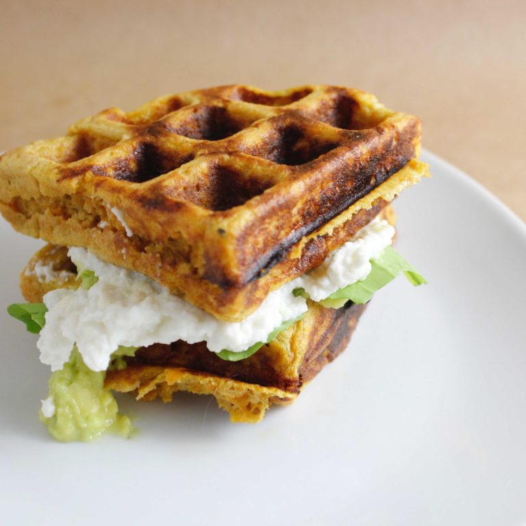 Waffles de Batata, receta saludable de Makeitgrain por Andrea Sambrano