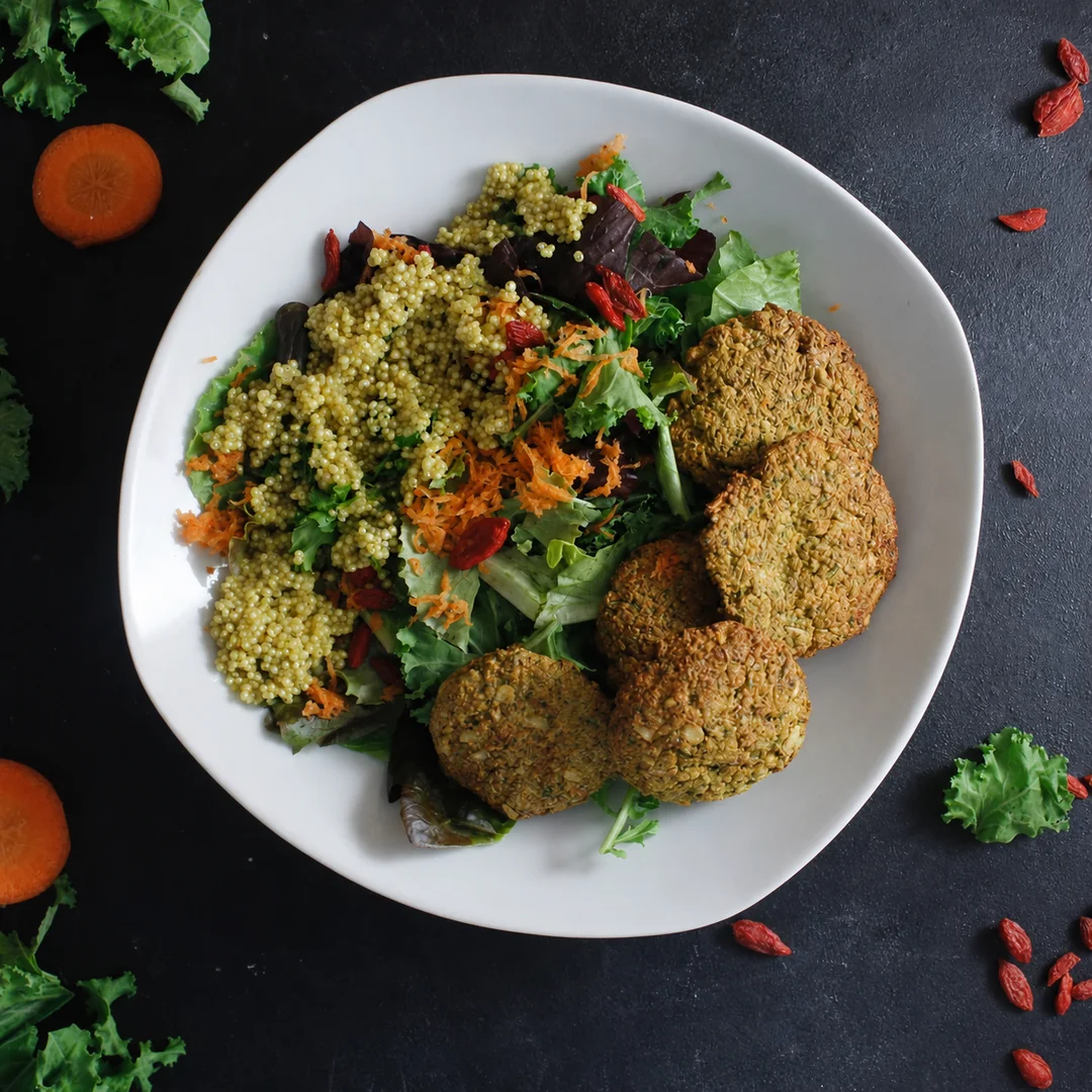 Falafel de lentejas con ensalada verde, quinoa y zanahoria rallada, receta saludable de MAKEITGRAIN