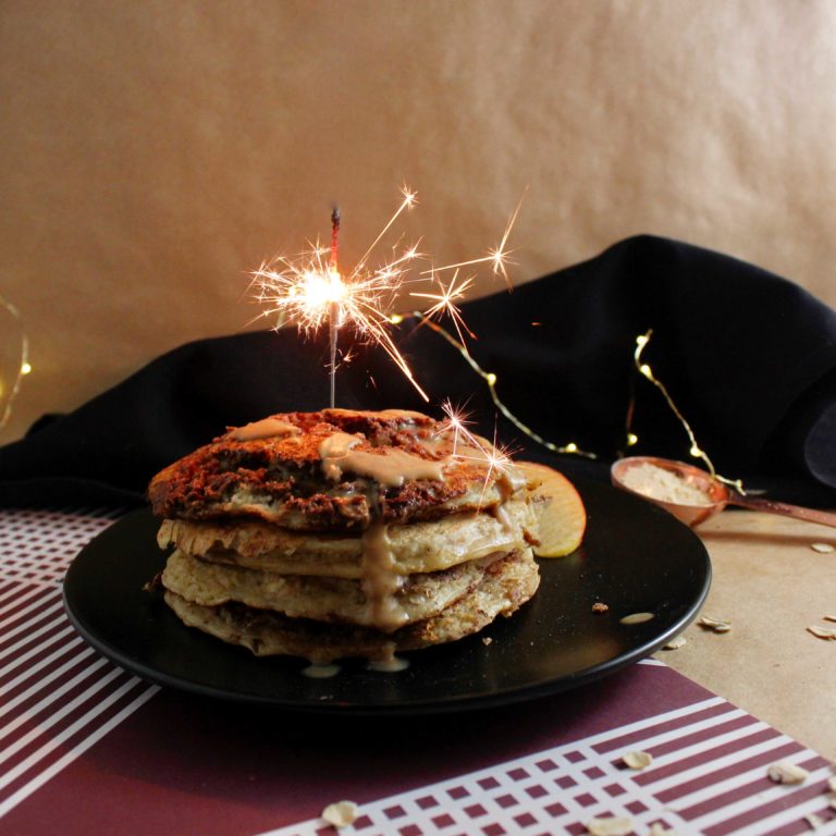 Panquecas proteicas de Cinnamon Roll, receta saludable de Makeitgrain por Andrea Sambrano