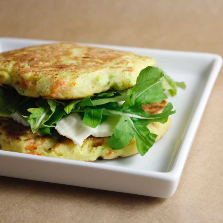 Tortitas de huevo calabacín y zanahoria, receta saludable de Makeitgrain por Andrea Sambrano