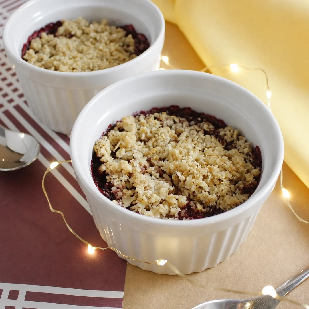 Cobbler de frutos rojos con crumble de avena en ramekin, receta saludable de MAKEITGRAIN