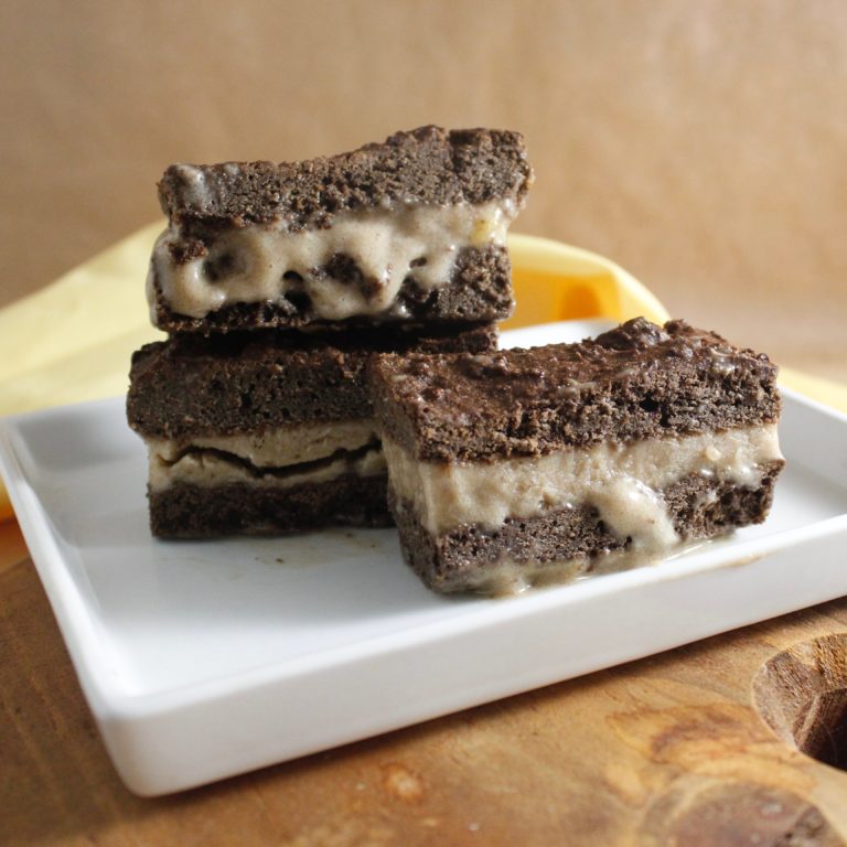 Brownie Sandwich de Helado, receta saludable de Makeitgrain por Andrea Sambrano