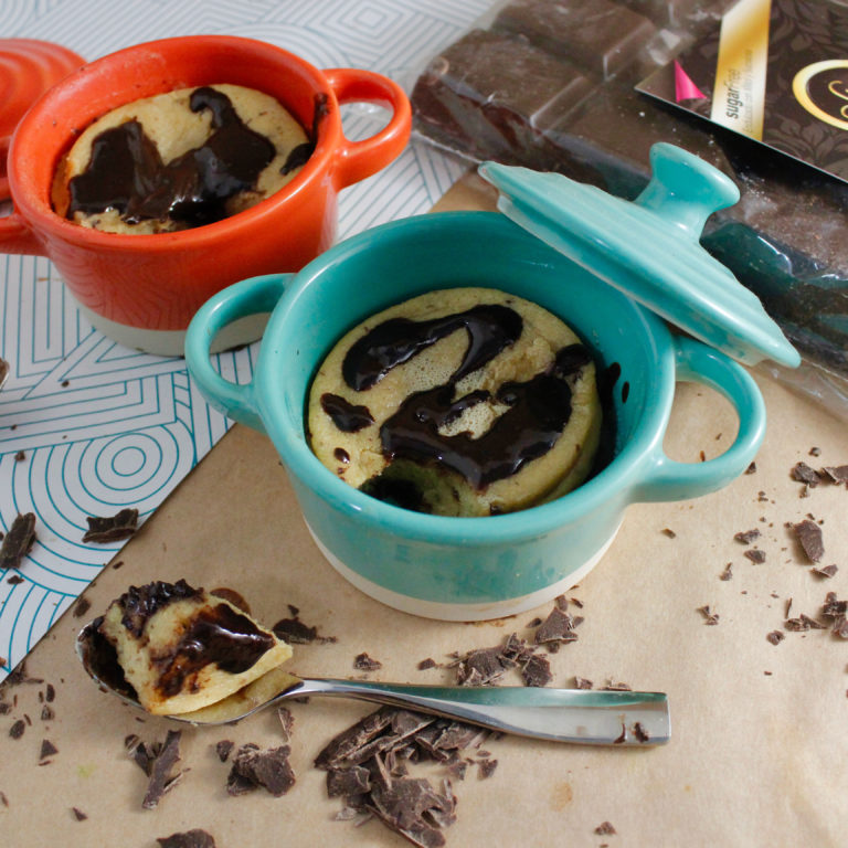 Mugcake de Mantequilla de Maní y Chocolate, receta saludable de Makeitgrain por Andrea Sambrano