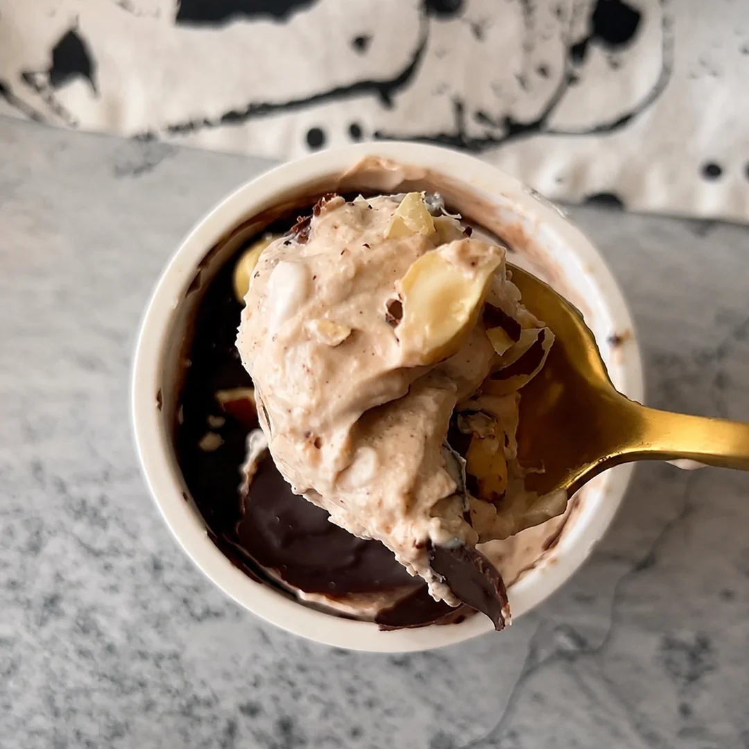 Helado casero de banana y cookie dough en copa con platano y chocolate, receta saludable de MAKEITGRAIN