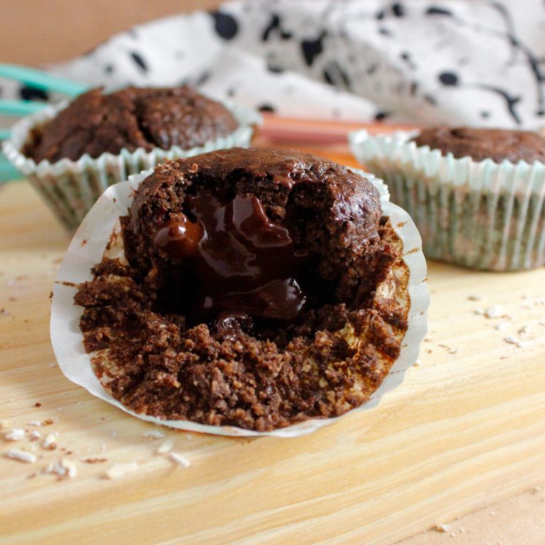 Muffins doble chocolate individuales, receta saludable de Makeitgrain por Andrea Sambrano