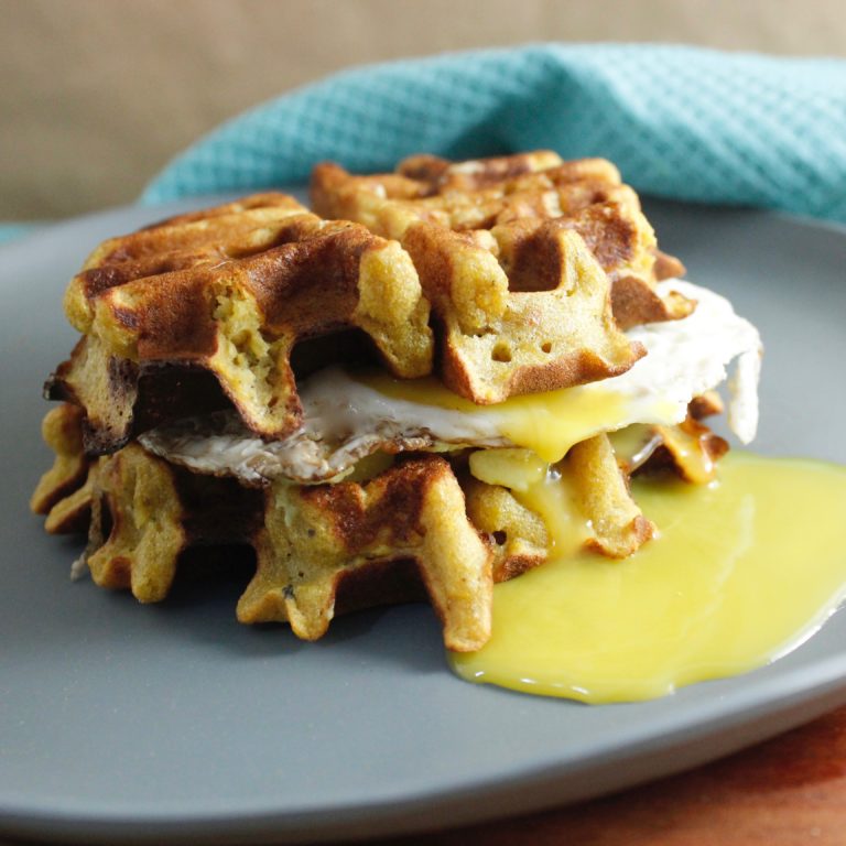 Waffle Sandwich de Plátano Verde, receta saludable de Makeitgrain por Andrea Sambrano
