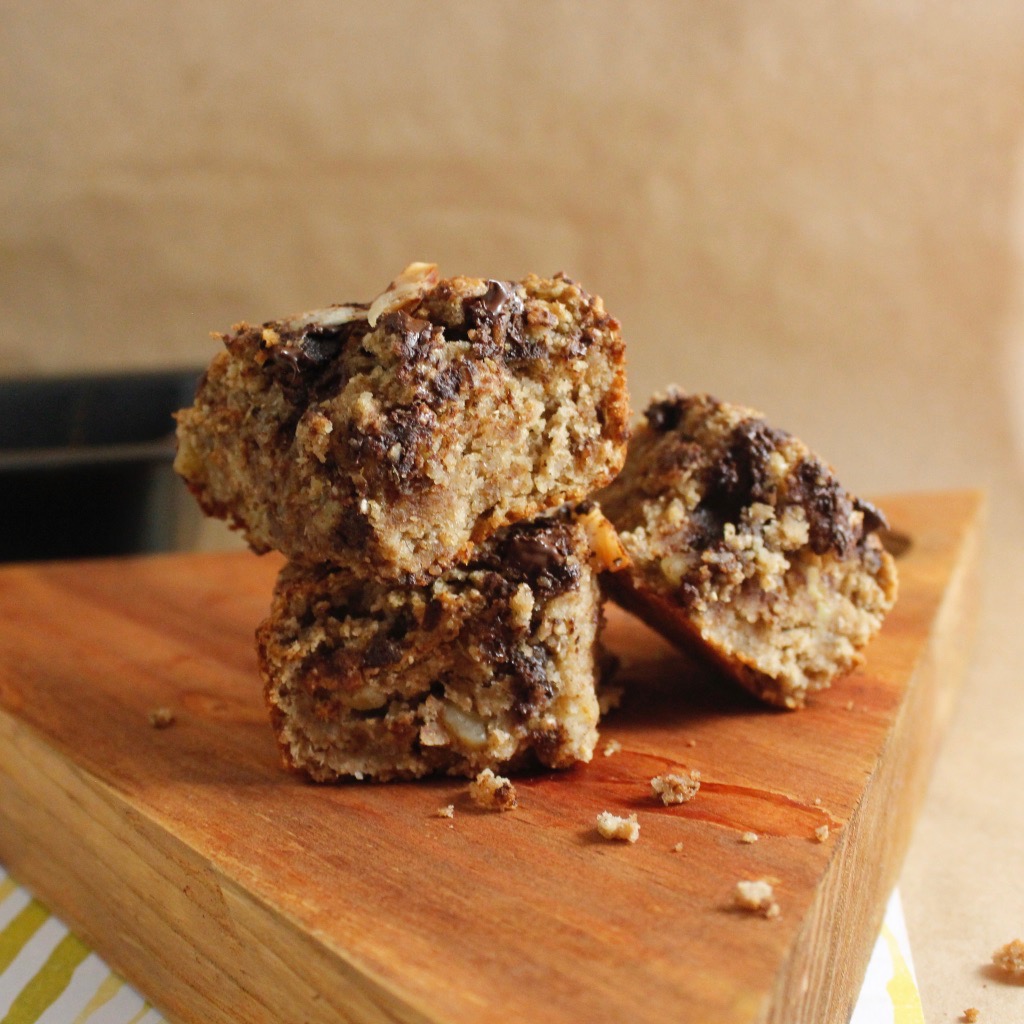 Protein Choco-Chip Banana Bread Bar, receta saludable de Makeitgrain por Andrea Sambrano
