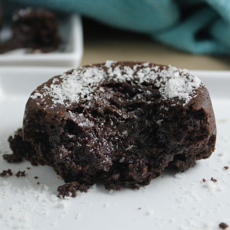 Airfryer Lava Cake, receta saludable de Makeitgrain por Andrea Sambrano