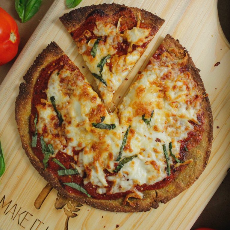 Pizza de masa de Plátano en el Airfryer, receta saludable de Makeitgrain por Andrea Sambrano