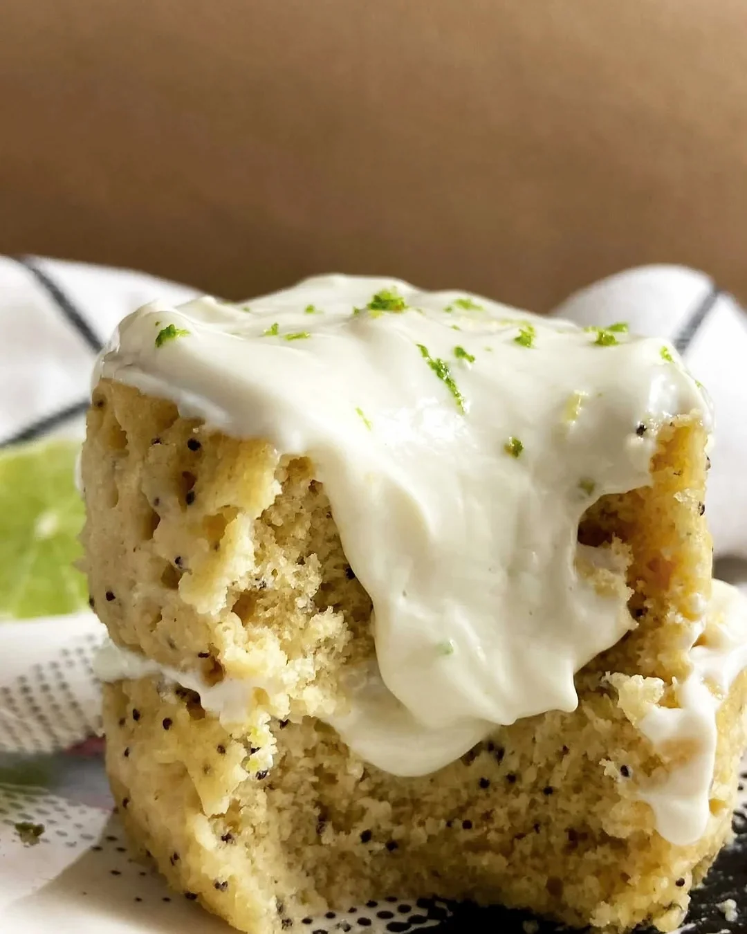 Lemon mugcake con crema y ralladura de limon, receta saludable de MAKEITGRAIN