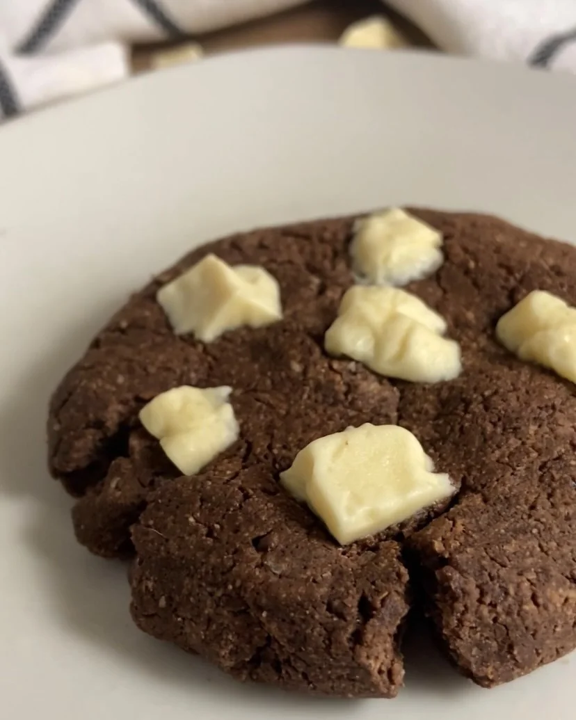 Galleta de Chocolate al Microondas, receta saludable de Makeitgrain por Andrea Sambrano