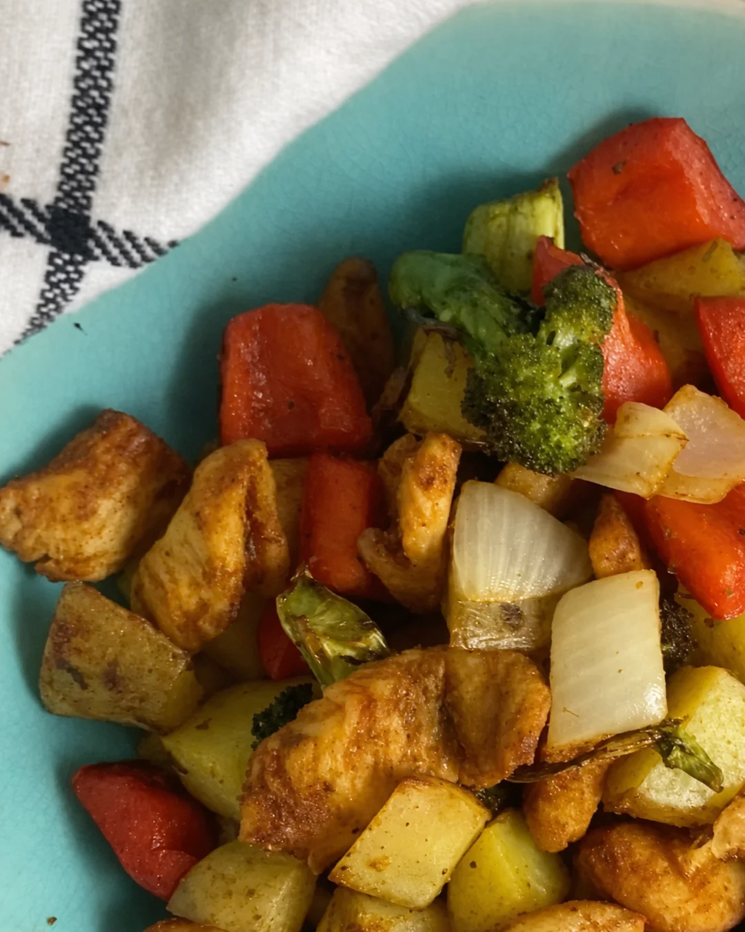 Comida completa al airfryer con pollo, papas y vegetales asados, receta saludable de MAKEITGRAIN