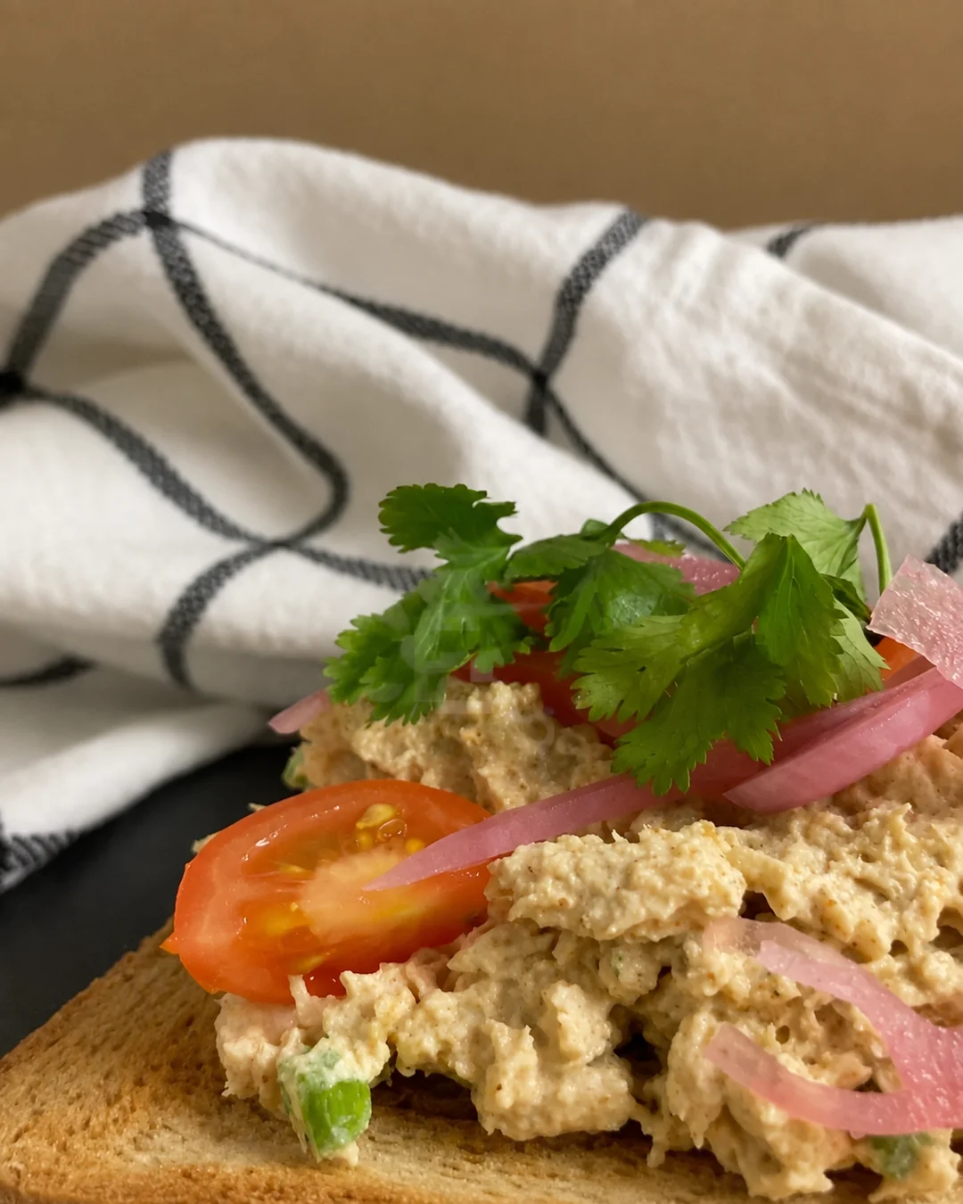 Toast de pollo al curry express con cilantro, tomate cherry y cebolla morada, receta saludable de MAKEITGRAIN