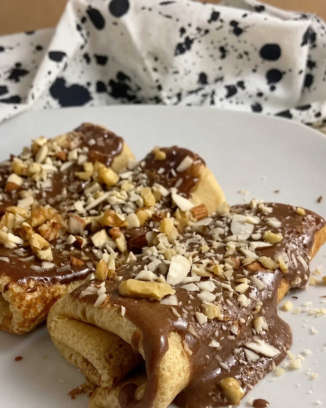 Crepes rellenos con crema proteica de chocolate y nueces picadas, receta saludable de MAKEITGRAIN