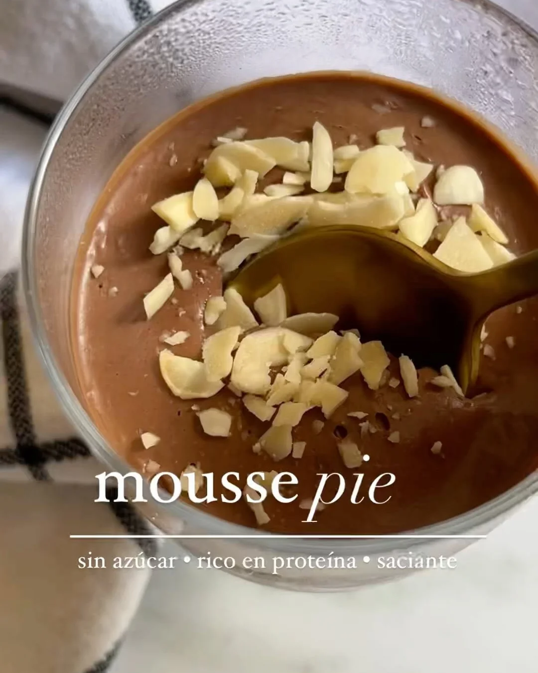 Chocolate Mousse Pie de 4 Ingredientes, receta saludable de Makeitgrain por Andrea Sambrano