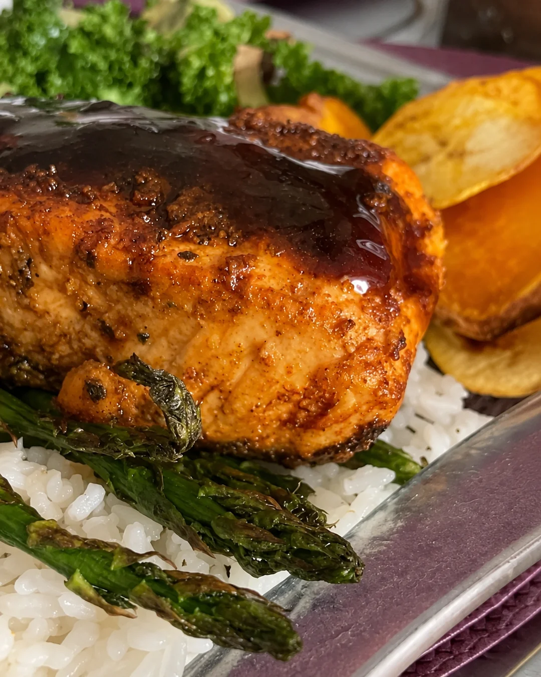 Salmon teriyaki glaseado sobre arroz blanco con esparragos y platano al horno, receta saludable de MAKEITGRAIN