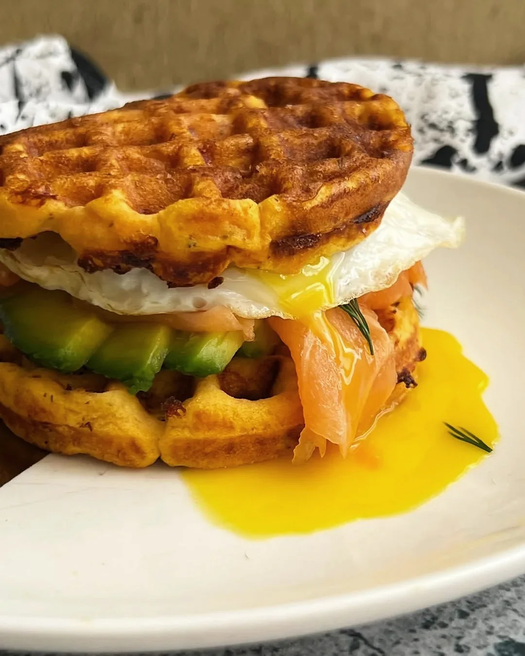Waffle de batata con huevo, salmon y aguacate, receta saludable de MAKEITGRAIN