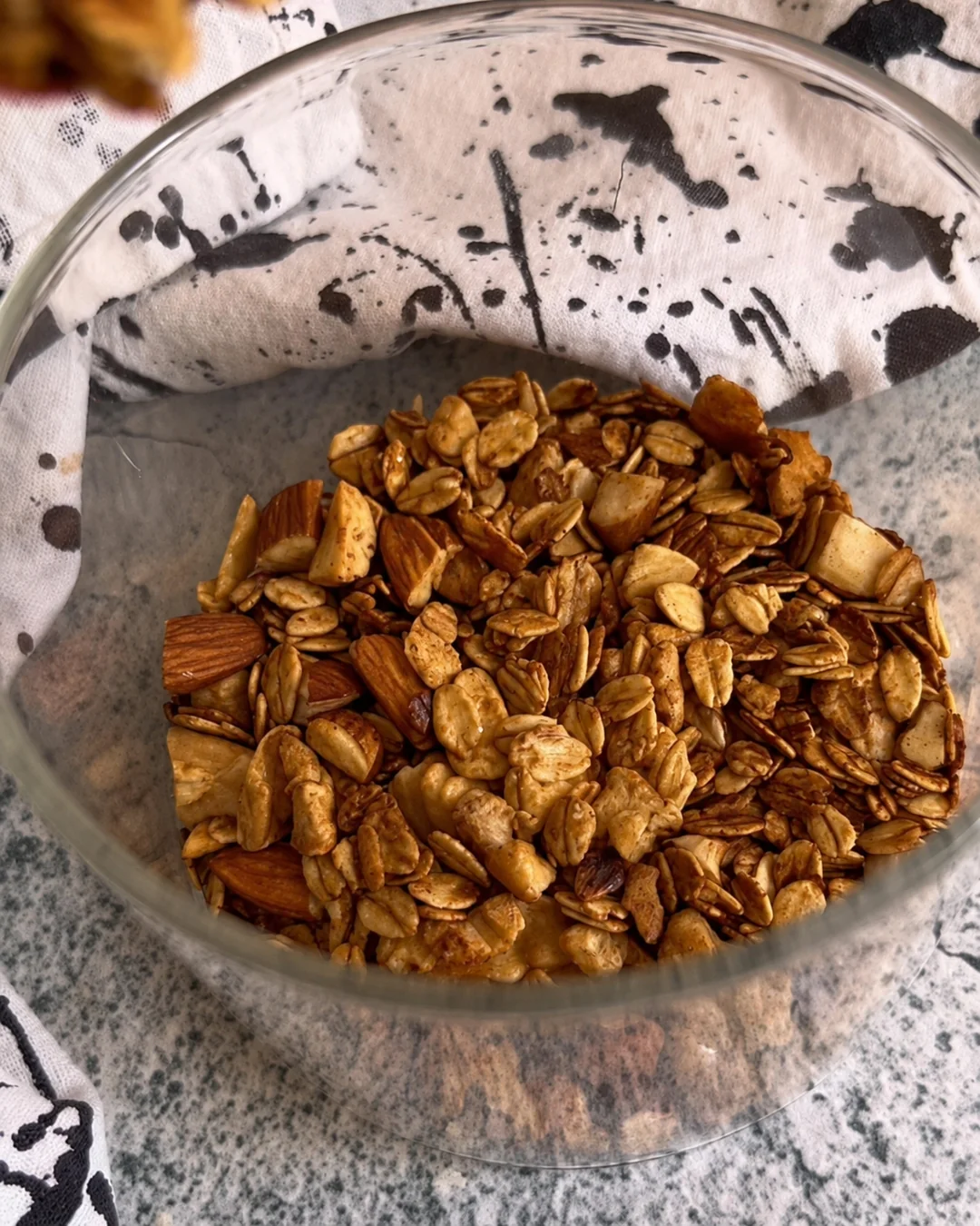 Granola casera hecha en sarten con almendras y avena tostada, receta saludable de MAKEITGRAIN