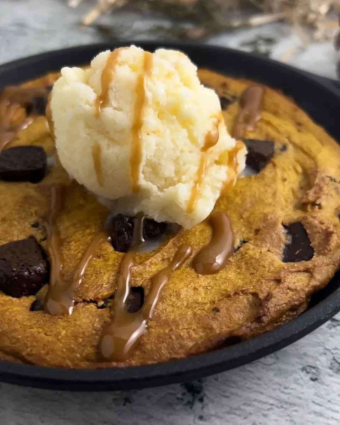 Cookie skillet de auyama con bola de helado y caramelo, receta saludable de MAKEITGRAIN
