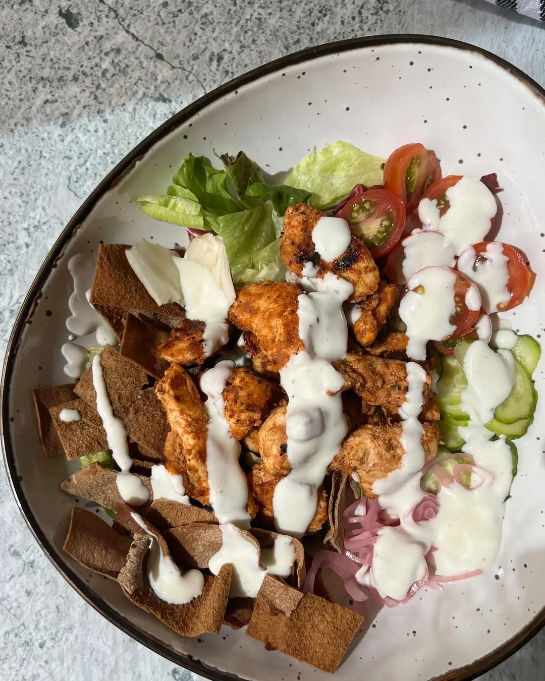 Shawarma Bowl de Pollo con Salsa de Ajo, receta saludable de Makeitgrain por Andrea Sambrano