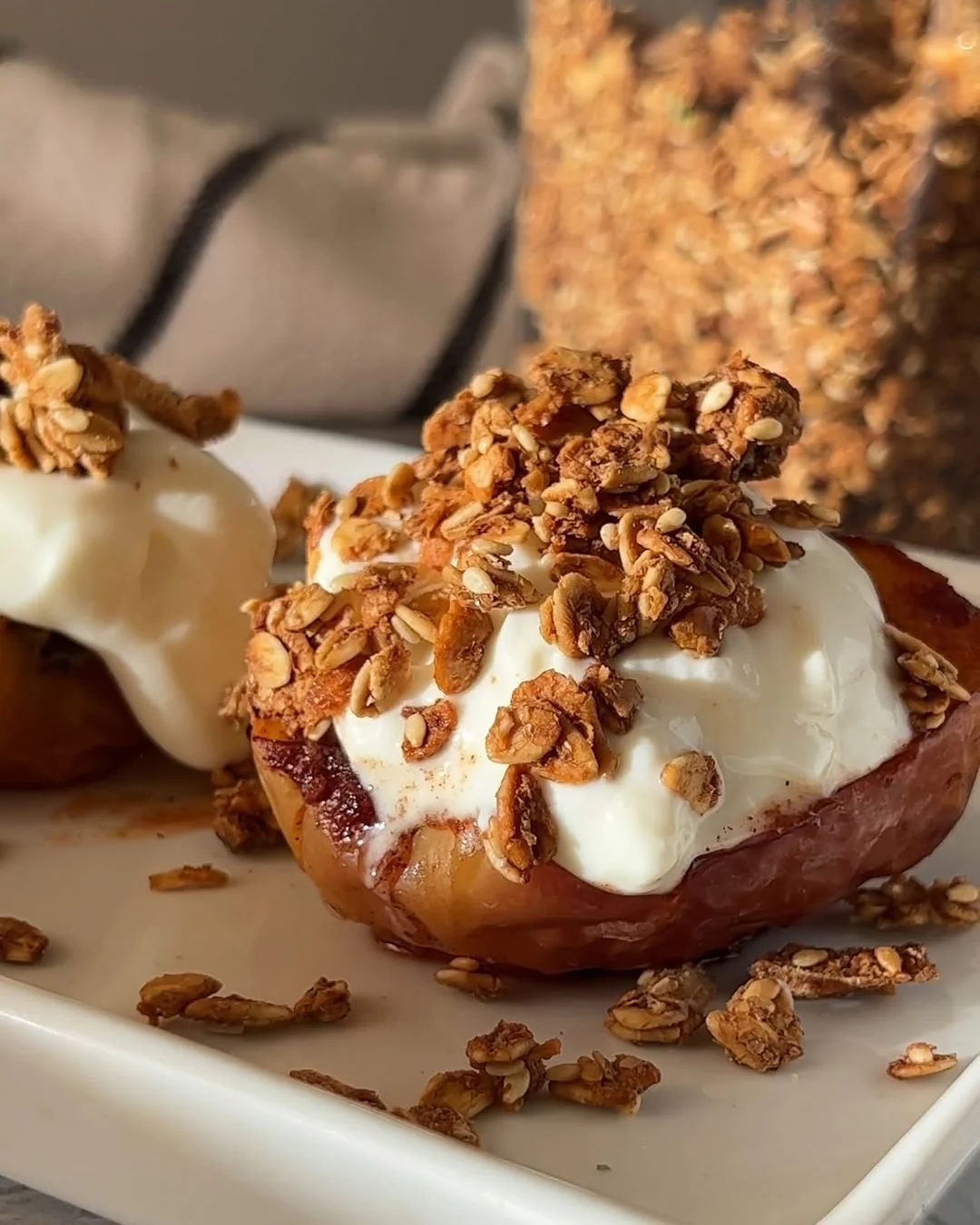 Manzana Asada al Airfryer con Granola, receta saludable de Makeitgrain por Andrea Sambrano
