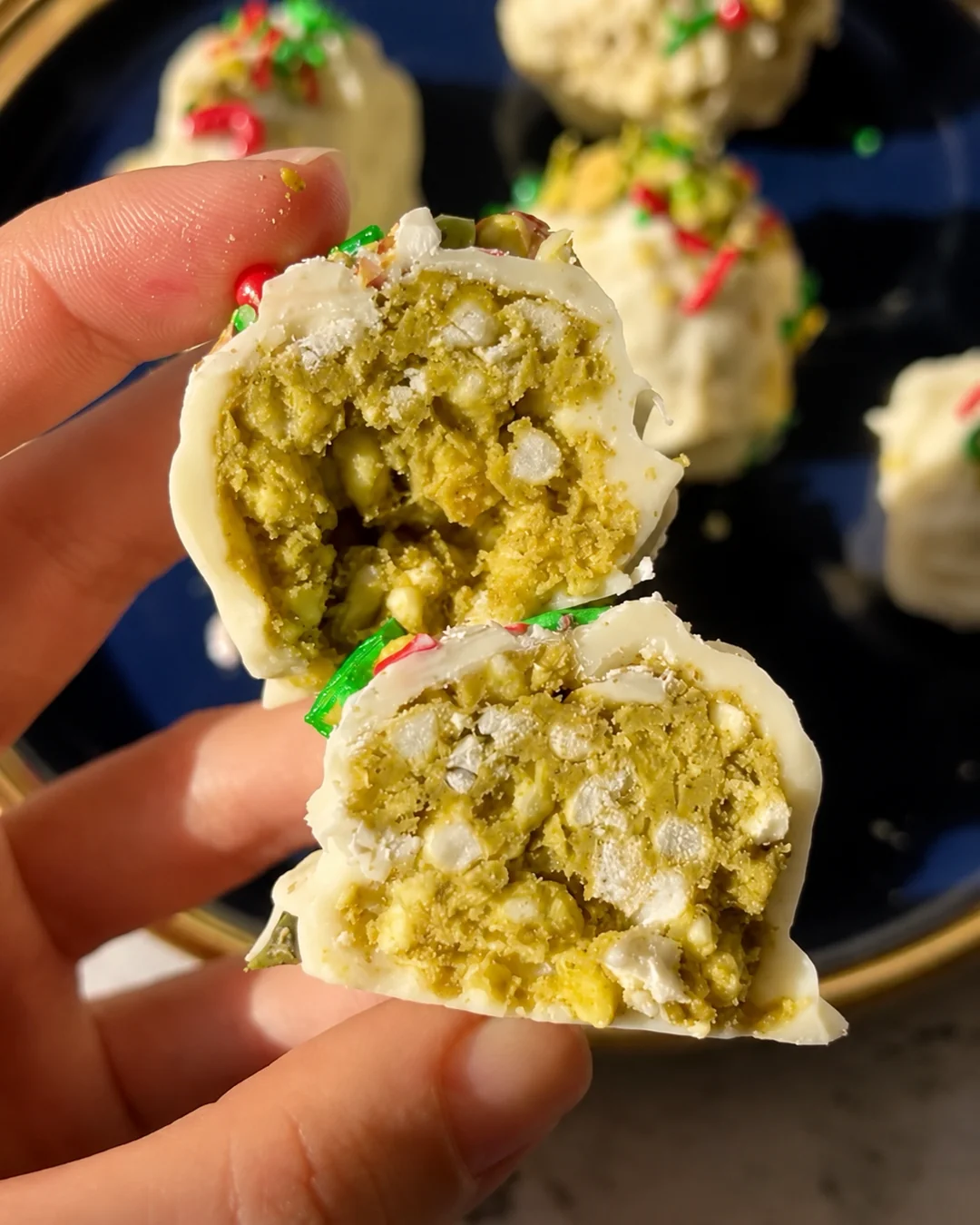Trufas crujientes de pistacho con cobertura de chocolate blanco y decoracion navidena, receta saludable de MAKEITGRAIN