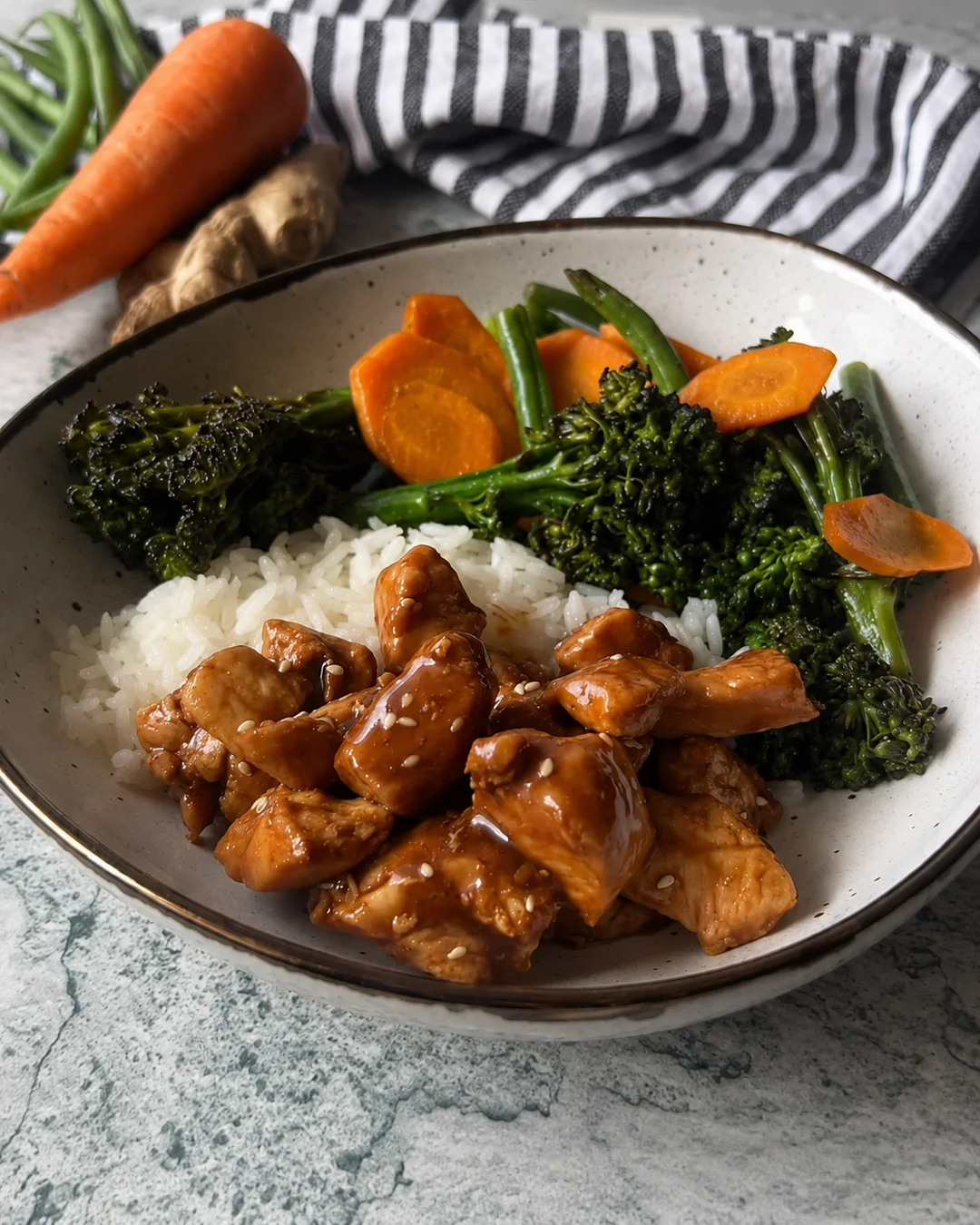 Pollo teriyaki sin azucar con vegetales salteados sobre arroz blanco, receta saludable de MAKEITGRAIN