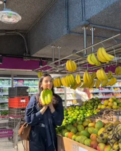 Andrea Sambrano escogiendo frutas en el supermercado, compra para resistencia a la insulina, Makeitgrain