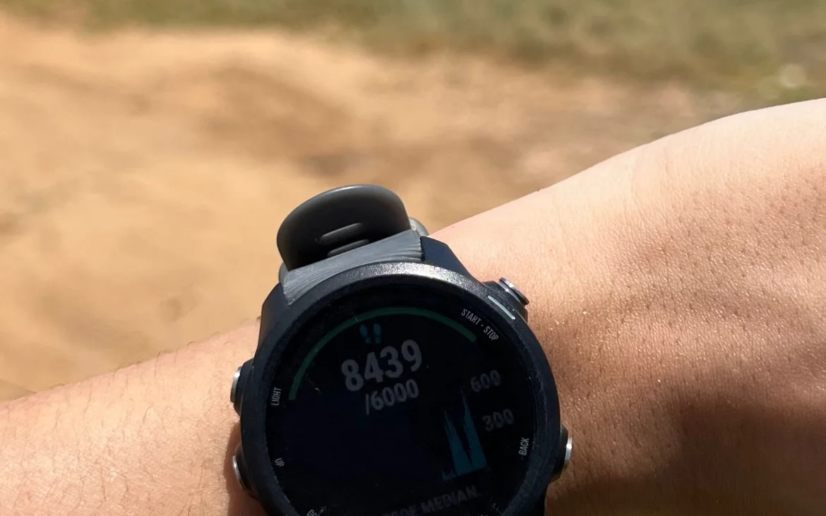 Reloj deportivo marcando 8.439 pasos en la playa — Makeitgrain por Andrea Sambrano