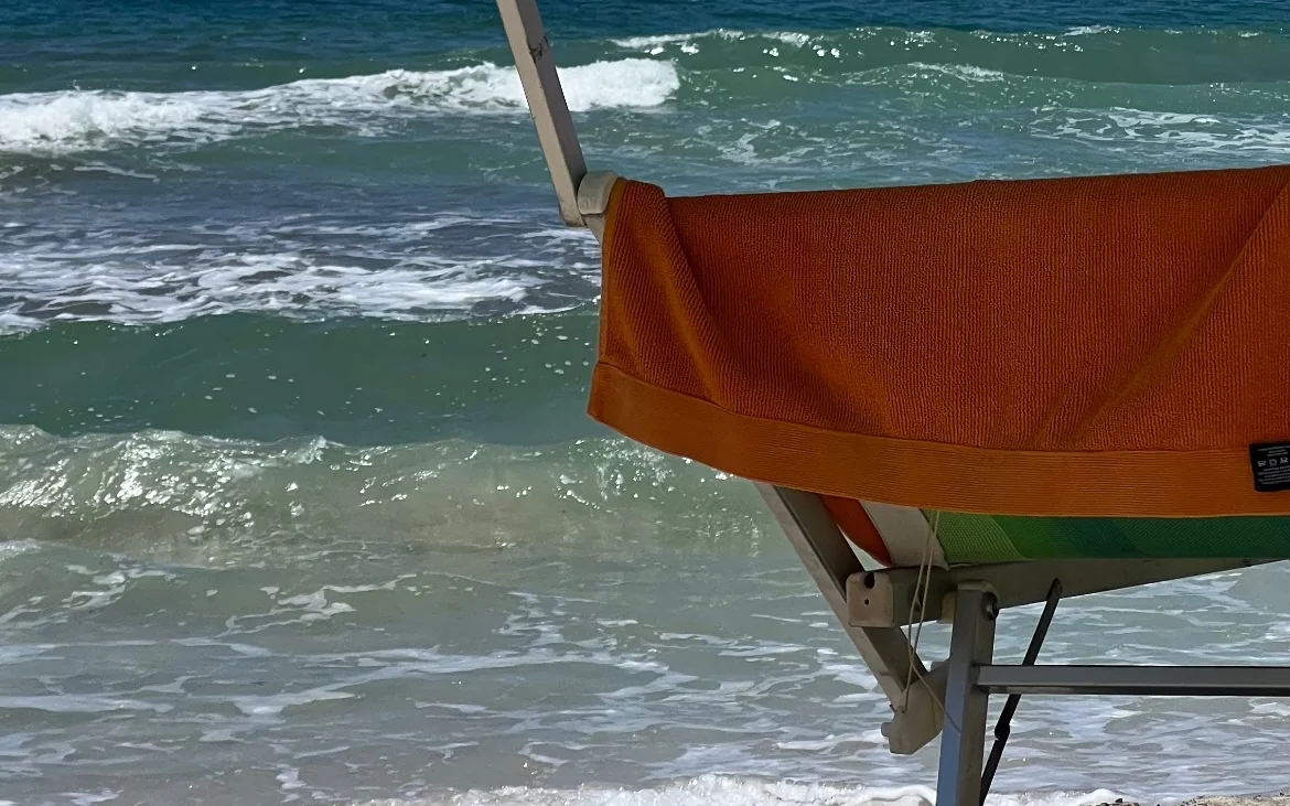 Silla de playa frente al mar, vacaciones y hábitos saludables — Makeitgrain por Andrea Sambrano