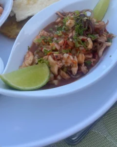 Salpicón de mariscos con casabe frente al mar, ejemplo de comer sano en vacaciones de Makeitgrain por Andrea Sambrano