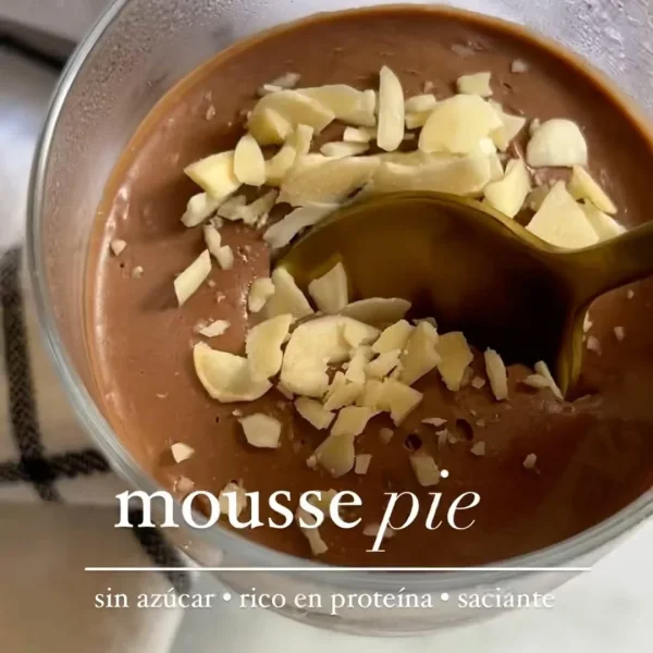 Chocolate Mousse Pie de 4 Ingredientes, receta saludable de Makeitgrain por Andrea Sambrano