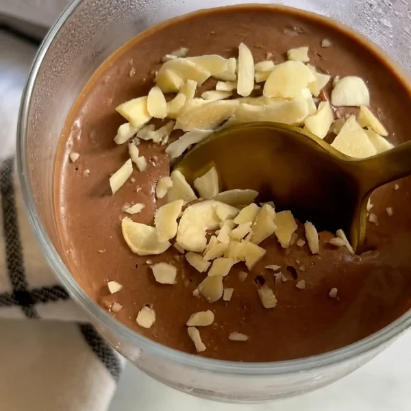 Mousse de chocolate de 4 ingredientes en copa de vidrio con almendras fileteadas, receta saludable de MAKEITGRAIN