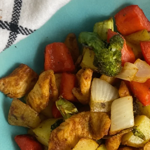 Comida completa al airfryer con pollo, papas y vegetales asados, receta saludable de MAKEITGRAIN