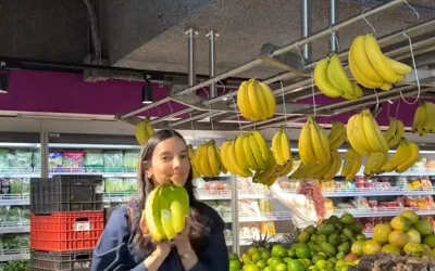 Andrea Sambrano escogiendo frutas en el supermercado, compra para resistencia a la insulina, Makeitgrain