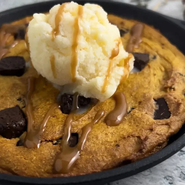 Cookie skillet de auyama con bola de helado y caramelo, receta saludable de MAKEITGRAIN