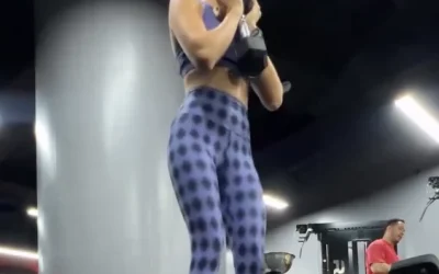 Andrea Sambrano entrenando con pesos moderados durante la fase lútea, Makeitgrain