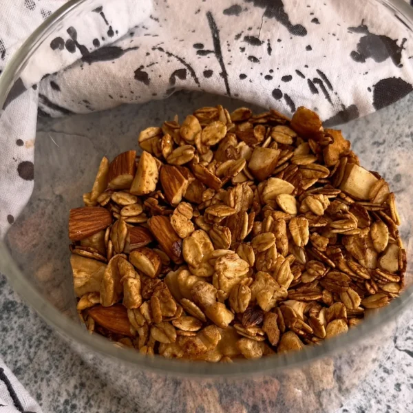 Granola casera hecha en sarten con almendras y avena tostada, receta saludable de MAKEITGRAIN