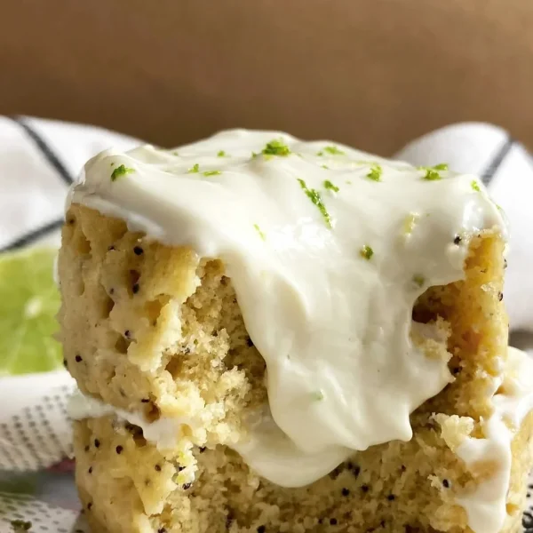 Lemon mugcake con crema y ralladura de limon, receta saludable de MAKEITGRAIN