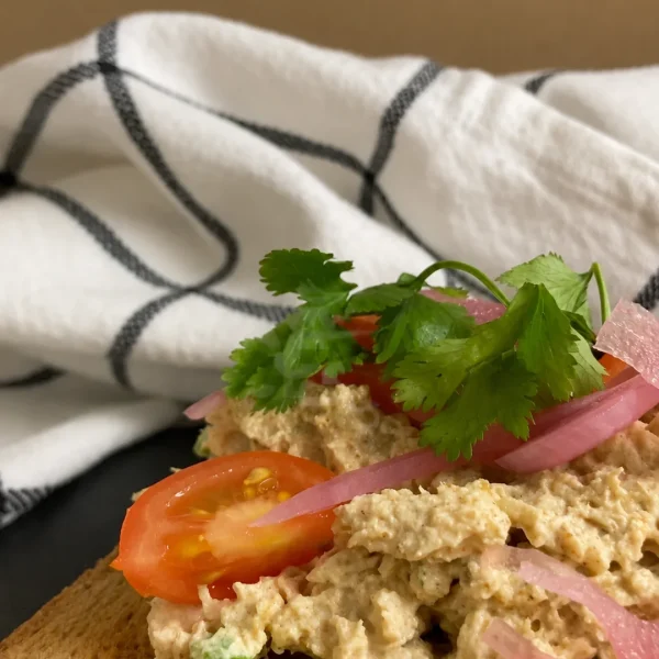 Toast de pollo al curry express con cilantro, tomate cherry y cebolla morada, receta saludable de MAKEITGRAIN