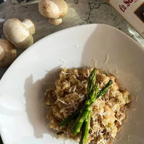 Risotto de quinoa con champinones y esparragos, receta saludable de MAKEITGRAIN