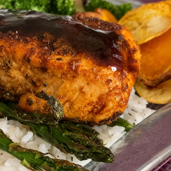 Salmon teriyaki glaseado sobre arroz blanco con esparragos y platano al horno, receta saludable de MAKEITGRAIN