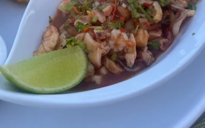 Salpicón de mariscos con casabe frente al mar, ejemplo de comer sano en vacaciones de Makeitgrain por Andrea Sambrano