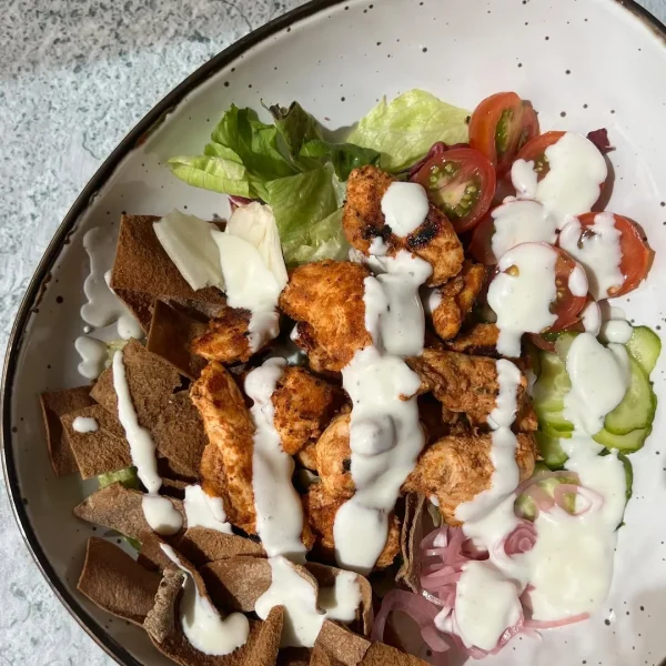 Shawarma Bowl de Pollo con Salsa de Ajo, receta saludable de Makeitgrain por Andrea Sambrano