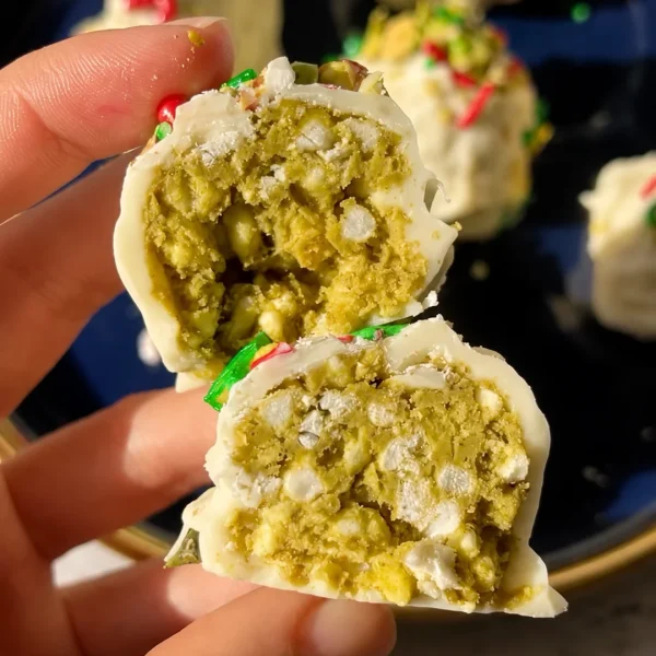 Trufas crujientes de pistacho con cobertura de chocolate blanco y decoracion navidena, receta saludable de MAKEITGRAIN