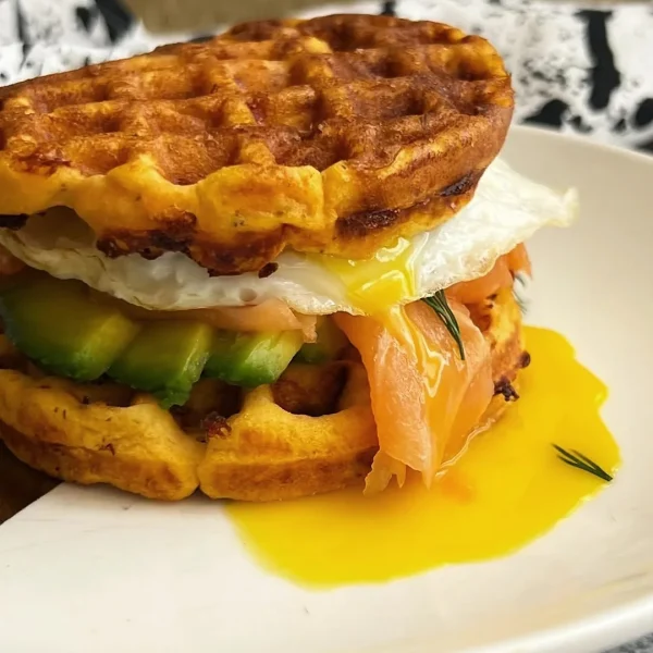 Waffle de batata con huevo, salmon y aguacate, receta saludable de MAKEITGRAIN